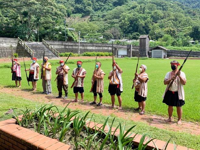 台东县崁顶及红石部落布农族人11日成立「台东县崁顶村传统狩猎文化生态永续发展协会」，图为大会成立前鸣枪仪式。(林管处提供／蔡旻妤台东传真)