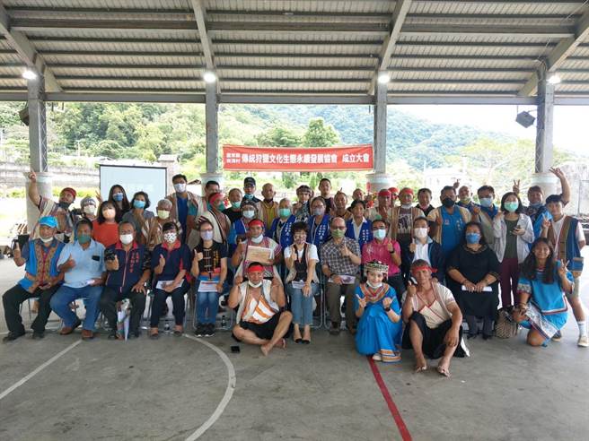 台东县崁顶及红石部落布农族人11日成立「台东县崁顶村传统狩猎文化生态永续发展协会」。(林管处提供／蔡旻妤台东传真)