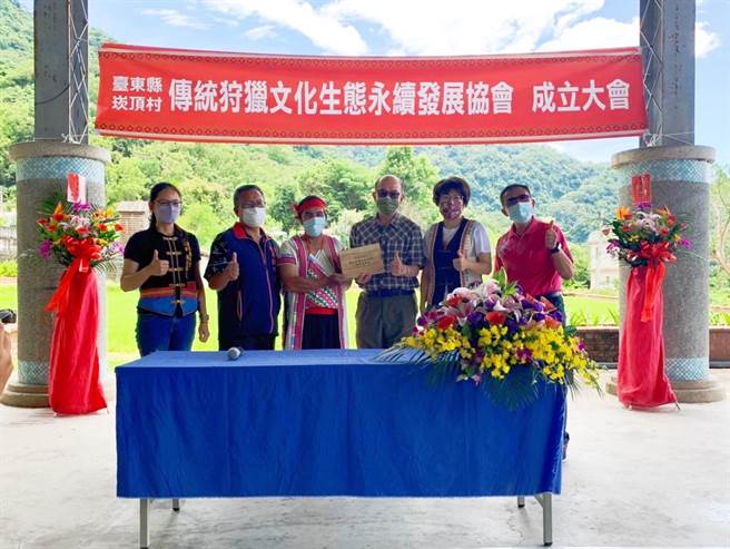台东县崁顶及红石部落布农族人11日成立「台东县崁顶村传统狩猎文化生态永续发展协会」。(林管处提供／蔡旻妤台东传真)