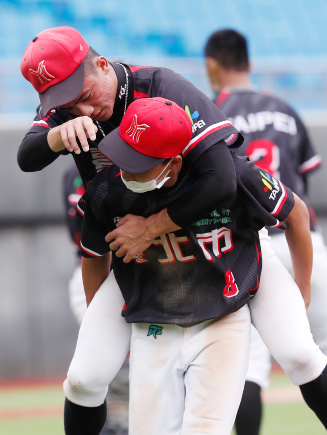 台北市先發投手舒治浩投到腳抽筋被隊友背下場。（陳怡誠攝）