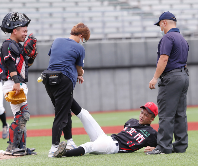台北市先發投手舒治浩投到腳抽筋。（陳怡誠攝）