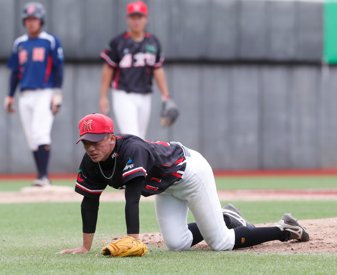 台北市先發投手舒治浩投到腳抽筋。（陳怡誠攝）