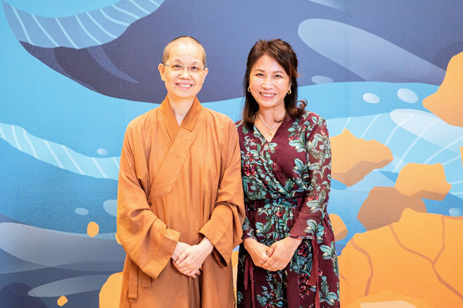 佛光山惠中寺「未來與希望」講座，佛光山中區總住持覺居法師（左）與講師知名配音員王瑞芹（右）合照。(圖/佛光山惠中寺提供)