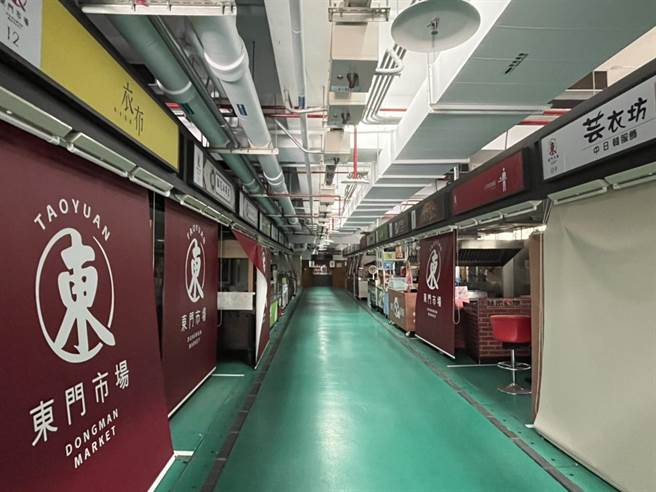 东门市场现有20个摊商，贩售便当、麵食、小菜、零食、服饰、花卉及手工皂等，与民眾认知的传统市场不同。（陈梦茹摄）