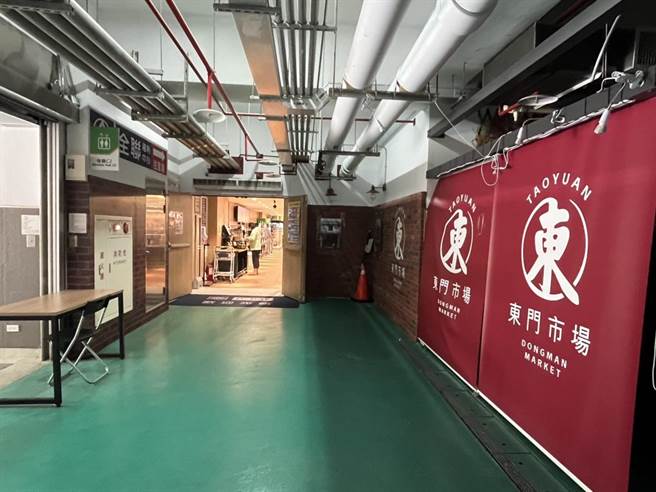 东门市场20个摊商与全联紧邻。（陈梦茹摄）