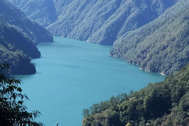 德基水库蓄水率目前都维持9成以上，11日水位略升再度突破9成5达95.3％，中北部的水库几乎都「喝饱饱」。（民眾提供）