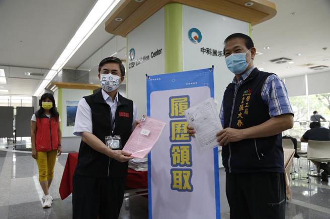 （中科管理局长许茂新(左)与台中市政府劳工局长张大春，为求职者加油打气！图／中科提供）