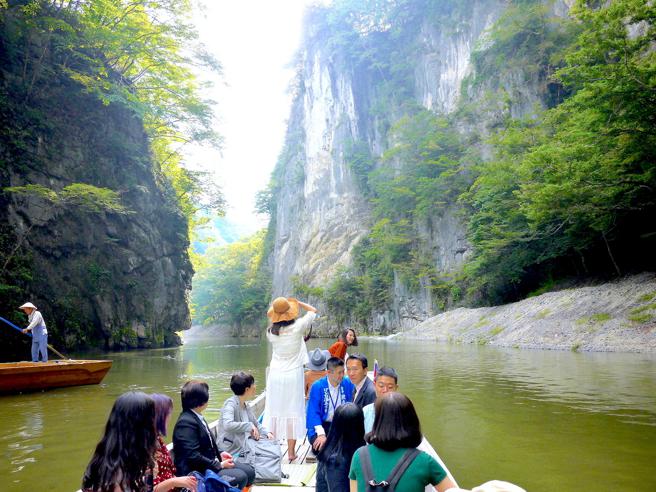 指揮中心宣布自6月15日起，所有旅客入台檢疫天數放寬為3+4天，業者也普遍有感國人最愛的日本機票訂購及搜尋量上升。（何書青攝）