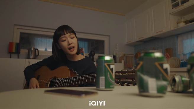 金高银在《柔美的细胞小将2》中酒后大唱伤心歌曲。（爱奇艺国际站提供）