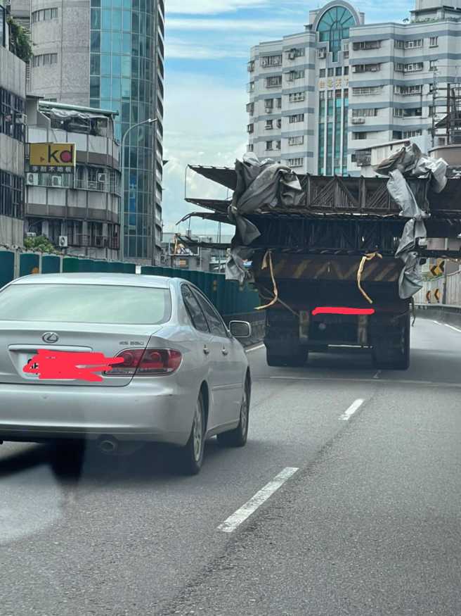 1辆货车日前被目击车上载着大型钢材，钢材不但超出车身，甚至没有用绳索固定，货车还行驶在高架道路上，车身整整占据2车道，导致后方车流塞爆。（翻摄自狄志为脸书）