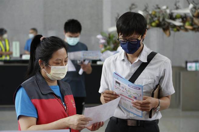 求职民眾询问徵才活动资讯。（图／中科管理局提供）