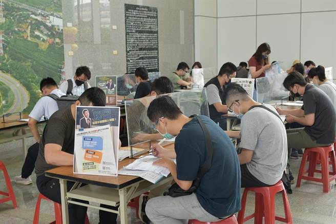 「2022迎向科技薪时代」中科园区厂商联合徵才今天登场，释出1900个职缺，吸引许多求职民眾填写履歷表。（图／中市劳工局提供）