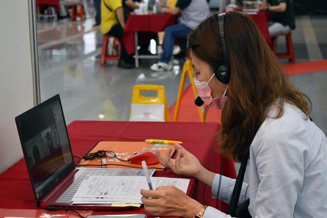 为落实徵才兼顾防疫，武汉机械提供视讯面试机会。（图／中市劳工局提供）