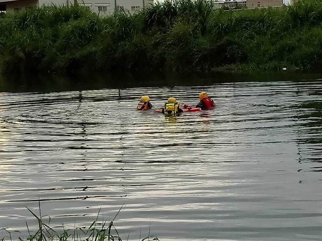 彰化市环河街一旁大排下午被民眾发现有人在水里载浮载沉，彰化消防队紧急出动救援。（民眾提供／吴敏菁彰化传真）