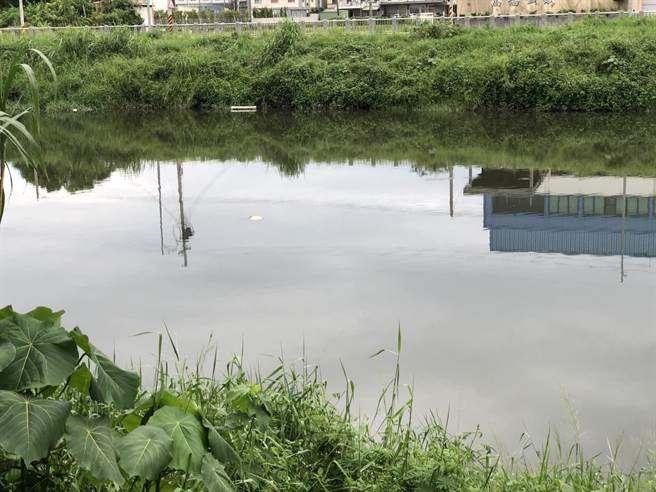 彰化市环河街一旁大排下午被民眾发现有人在水里载浮载沉，彰化消防队紧急出动救援。（民眾提供／吴敏菁彰化传真）