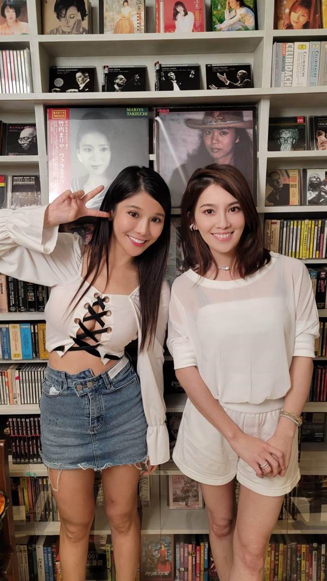 琳妲（左）与许蓝方嗨聊两性话题尺度无禁忌。（17LIVE提供）