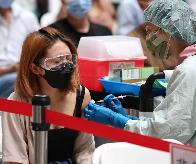 民眾质疑，每日公布的确诊死亡人数中，有施打疫苗者占多数，那为何还要打疫。（示意图／资料照）