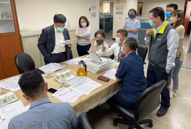 中央疫情指挥中心医疗应变组副组长王必胜10日在脸书PO出一张照片，他坐在中央疫情指挥中心指挥官、卫福部长陈时中右手边。(摘自王必胜脸书)