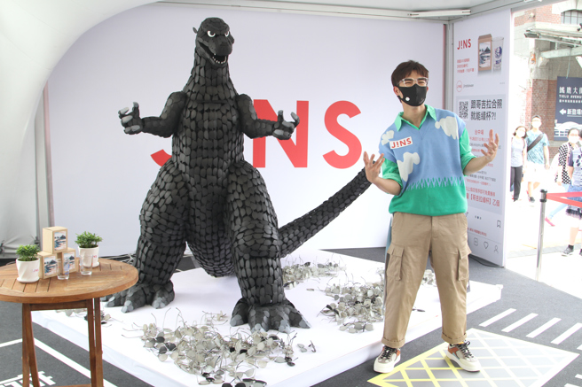 陈昊森担任永续大使，以环保装置艺术哥吉拉，宣传环保永续的理念。(戴志扬翻摄)