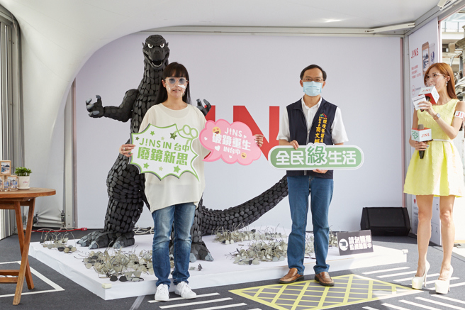 「破镜重生-哥吉拉」霸气登陆台中火车站(左：JINS总经理邱明琪，右：台中市环保局副局长商文麟)。(戴志扬翻摄)