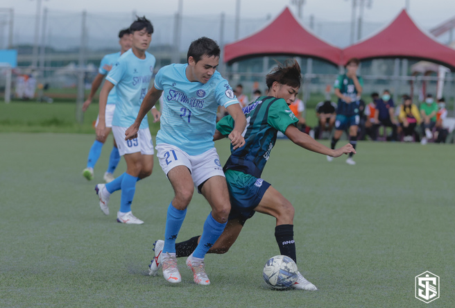 台北展逸天行者右后卫彭嘉恩（21号）与琏红台体球员卡位拚抢。（展逸提供）