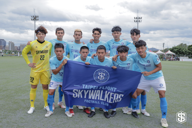 台北展逸天行者今年喊出「BE READY」口号，图为他们在乙级联赛开幕战先发11人赛前合照。（展逸提供）