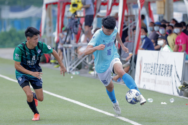 台北展逸天行者前锋刘建纬（右）带球突破，琏红台体右后卫许恩豪紧追防守。（展逸提供）