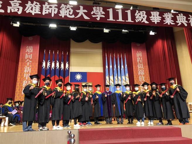 國立高雄師範大學11日辦理大學部、研究所實體畢業典禮。校長吳連賞提出「一個態度，五個人生錦囊」與所有畢業生共勉。（國立高雄師範大學提供／袁庭堯高雄傳真）