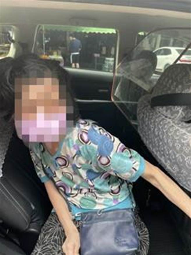 员警帮忙找到老妇的家，并安全护送她返家。（翻摄照片／林郁平台北传真）