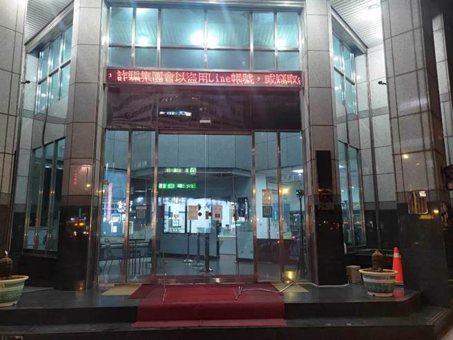 一名男子遭4人強押上車，只因2萬元債務反目成仇，當街上演押人討債戲碼。（本報資料照）