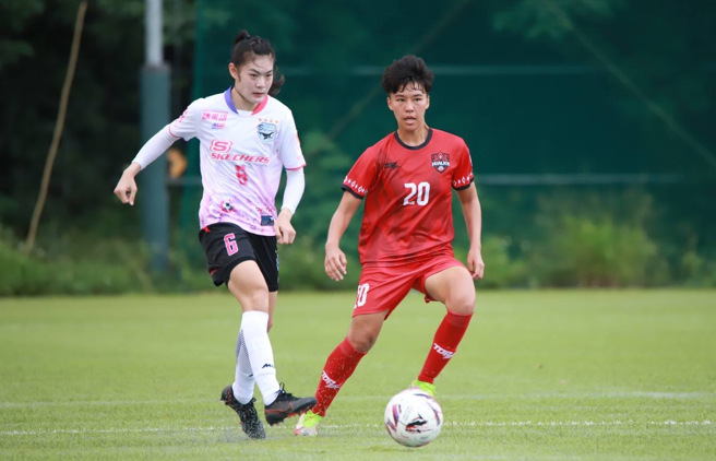 泰国女足队长席拉万茵乐敏（左）加盟台中蓝鲸，上演木兰联赛处女秀。（中华足协提供）