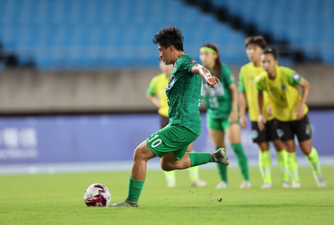 高雄阳信前锋李綉琴对台北熊讚罚进超前的12码球。（中华足协提供）