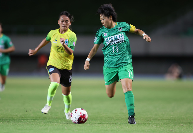 高雄阳信队长若林美里（右）在台北熊讚丁家英的防守下伺机传球。（中华足协提供）