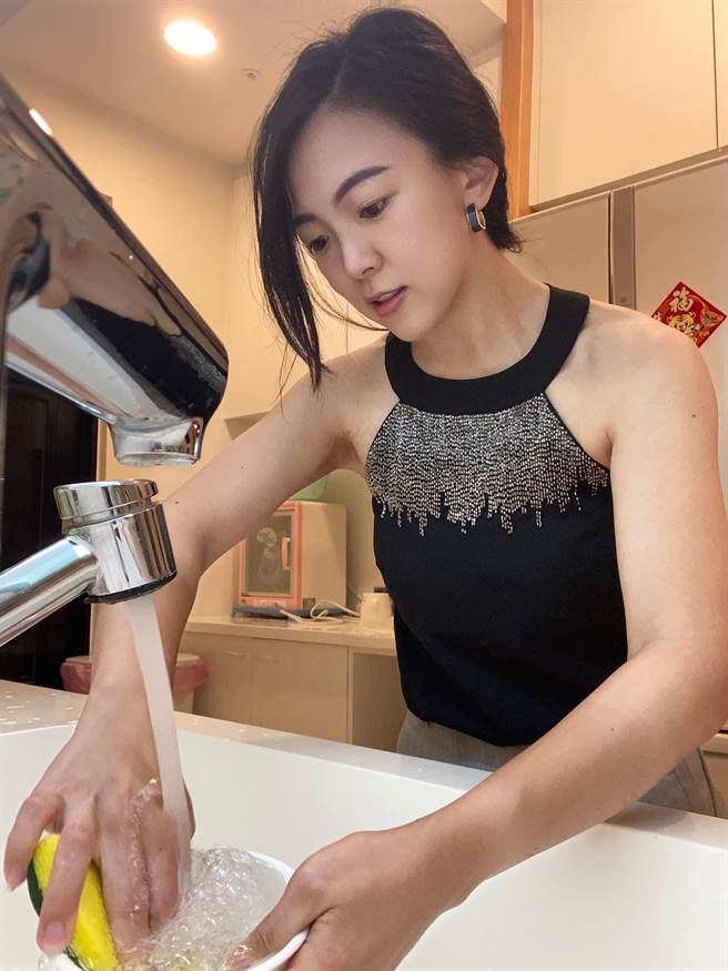 勞權意識高漲，求職廣告限男、限役畢、限年齡等，都違反就業服務法中求職廣告不得涉歧視規定，形式主義規定長期遭質疑。近日有高雄便當店「誠徵洗碗歐巴桑」遭裁罰30萬。國民黨發言人白喬茵批評，找有經驗女洗碗工「怎麼了嗎？」（截自白喬茵臉書）