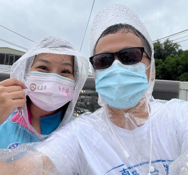 羅智強和桃園市議員朱珍瑤在八德掃街時，下著大雨。(摘自羅智強臉書)