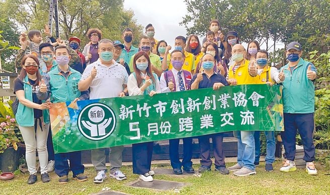 新竹市創新創業協會至嫩馨農場與創辦人劉信賢（前排右四）進行交流。   圖／劉信賢提供