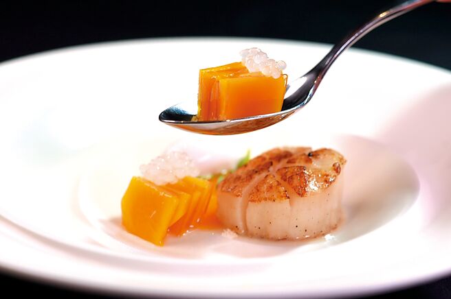 〈干贝．芒果．鱼露〉是由炭烤干贝、搭配上有柠檬西米露的芒果鱼露果冻千层及椰奶冰共构。图／姚舜