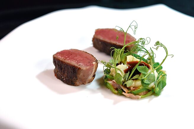 〈羔羊．西芹头．甜豆〉是用羊里肌煎烤，边菜是用牛奶煮过的西芹做成puree和奶油、乾葱、培根去炒的甜豆。图／姚舜