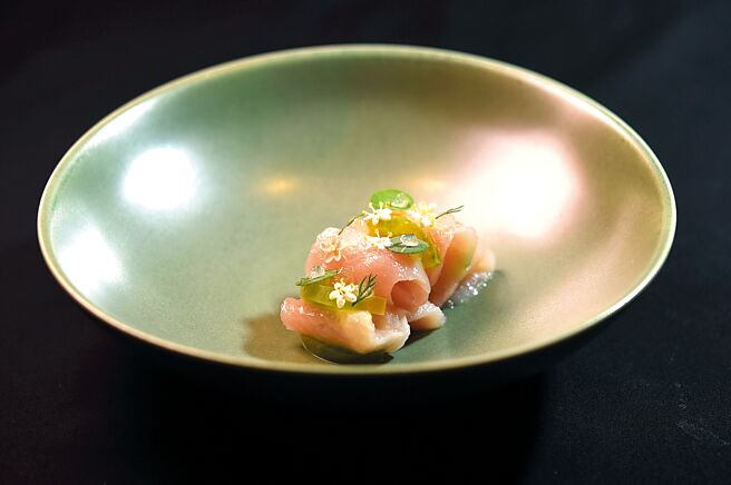 〈青魽．黄藤果．百香果〉主角是日本青魽鱼，上层有番茄、金莲叶、接骨木花果冻与接骨木花，味道清新雅逸。图／姚舜