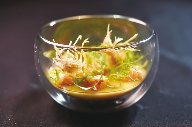 〈白虾．海苔．土鸡蛋〉是鸡高汤蒸蛋，最底层是日本海苔酱，上层有手指柠檬、白虾跟炸虾头，吃食时可拌在一起入口。图／姚舜