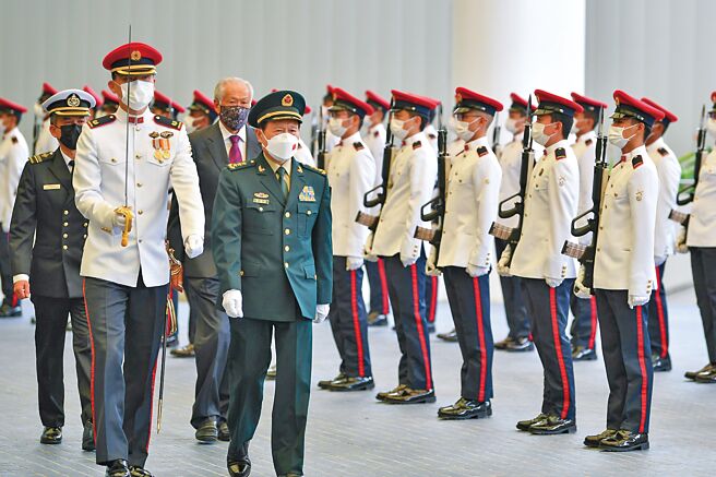 中國國防部長魏鳳和赴新加坡參加「香格里拉對話」，9日魏鳳和先與新加坡防長黃永宏共同主持第一屆「星中防長對話」，會後承諾將重啟因新冠疫情停擺的常規「雙邊旗艦演習」。圖為新加坡國防部長黃永宏（中後）和中國國防部長魏鳳和（中）。（摘自黃永宏臉書）
