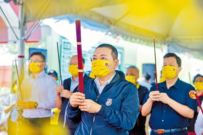 新北市長侯友宜日前出席公開活動時，身上穿著印有新北市政府消防局緊急應變指揮學院縮寫「ERCA」的外套，傳達對消防局的支持。（新北市政府提供）