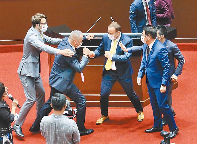 斯洛伐克國會暨布拉提斯拉瓦省訪問團9日參訪立法院，兩名團員參觀議場時搞笑地擺出打架的姿勢。（范揚光攝）