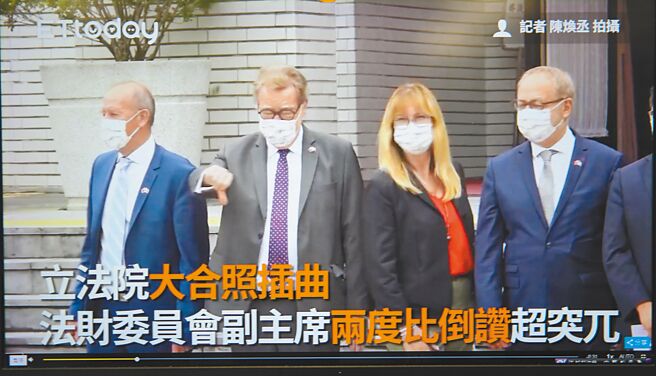 法国参议院外交暨国防委员会副主席葛里欧（JoelGuerriau）10日率访团参访立法院，一行人在议场大门外合影时，法国财政委员会副主席艾伯雷（Vincent Eble）（左二）两度比「倒讚」，不到一秒时间再改回来。（翻摄自ETtoday）