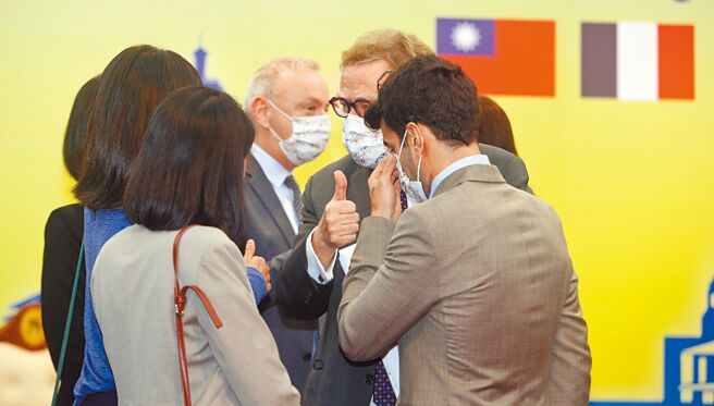 艾伯雷（右二）两度比「倒讚」后，在外交部记者会回应，他比这个手势没有恶意，若有不好的观感他表示很抱歉，并重申说「我是非常支持台湾的」。（张铠乙摄）