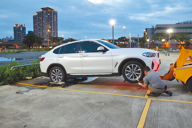 桃園高鐵站旁停車場10日發生雙屍命案，一對夫妻遺體遭棄屍車廂，警方到場拖吊事發車輛。（蔡明亘攝）