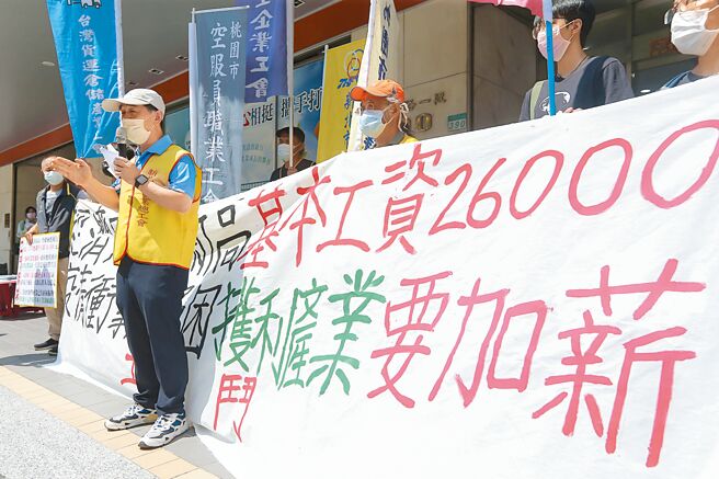 工斗团体表达诉求，希望获利产业要加薪。（罗永铭摄）