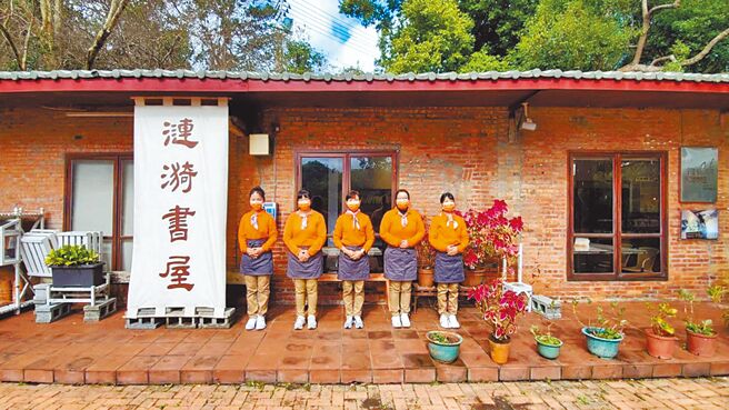 新竹沙湖坜有间公益书屋「涟漪书屋」，民眾只要带一本书来书屋，即可招待一杯饮料和一份点心，离开时还可以以书换书。（台湾房屋提供）