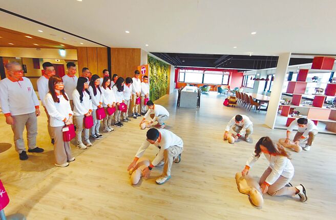 台湾房屋直营同仁取得卫生福利部「CPR+AED急救课程」证照认证，打造服务客户的第一线安全网。（台湾房屋提供）