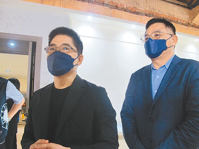 国民党秘书长黄健庭（左）表示，经与党团沟通评估后会尽快提出人选。（王惠慧摄）